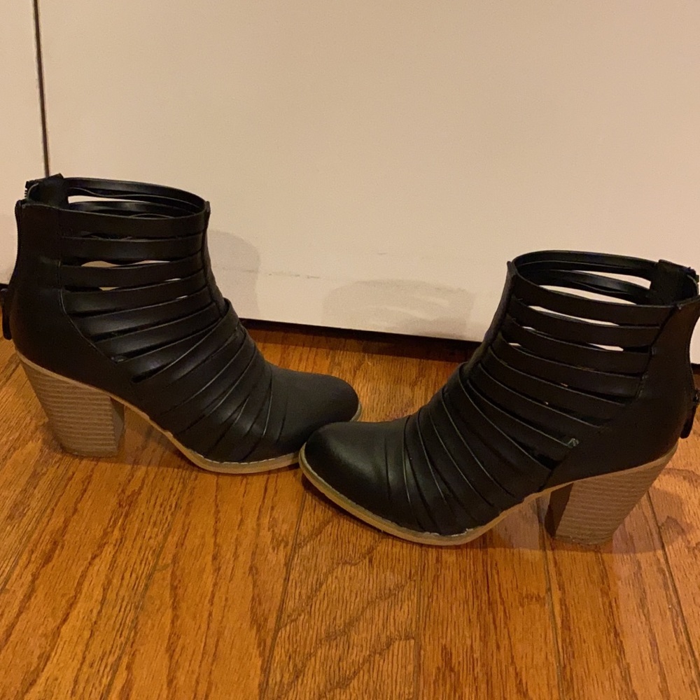 Super cute black booties.